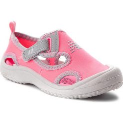 Sandały NEW BALANCE - K2013PKG Różowy. Różowe sandały dziewczęce New Balance, ze skóry ekologicznej, bez zapięcia. W wyprzedaży za 79,00 zł.