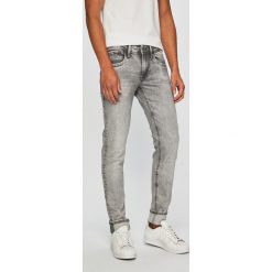 Pepe Jeans - Jeansy Hatch. Szare jeansy męskie Pepe Jeans, bez wzorów, z obniżonym stanem. W wyprzedaży za 269,90 zł.