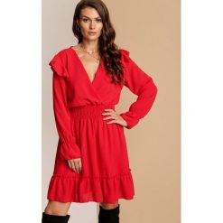 Czerwona Sukienka Yrellia. Czerwone sukienki damskie Renee, uniwersalny, bez wzorów, bez kołnierzyka, bez rękawów, mini. Za 139,99 zł.