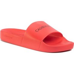 Klapki CALVIN KLEIN SWIMWEAR - One Mold Slide KW0KW01031 031. Czerwone klapki damskie Calvin Klein Swimwear, bez wzorów, z tworzywa sztucznego, bez obcasa. Za 179,00 zł.