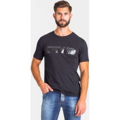 T-SHIRT Trussardi Jeans. Czarne t-shirty męskie m, z nadrukiem, z bawełny, z okrągłym kołnierzem. Za 104,50 zł.