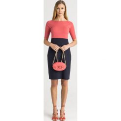 SUKIENKA Emporio Armani. Pomarańczowe sukienki damskie Emporio Armani, na imprezę, bez wzorów, z materiału, z okrągłym kołnierzem, bez rękawów, mini, dopasowane. Za 1010,00 zł.