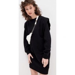 Sukienka oversize - Czarny. Czarne sukienki damskie House, s, bez wzorów, bez kołnierzyka, bez rękawów, oversize. W wyprzedaży za 39,99 zł.