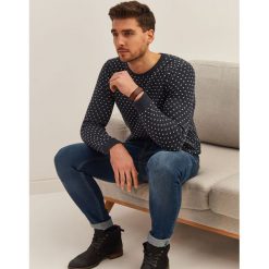 Sweter we wzór. Niebieskie swetry męskie Top Secret, na lato, xxl, bez wzorów, z jeansu, klasyczne, z klasycznym kołnierzykiem, bez kaptura. W wyprzedaży za 49,99 zł.