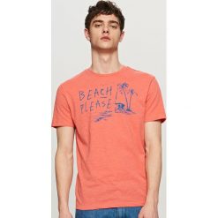 T-shirty męskie z nadrukiem: T-shirt z wakacyjnym nadrukiem – Pomarańczo