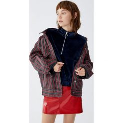 Aksamitna bluza z suwakiem. Zielone bluzy damskie marki Pull&Bear. Za 99,90 zł.