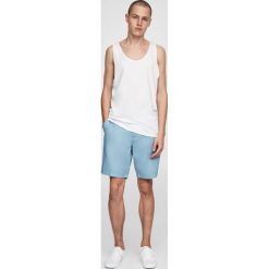 Bermudy typu chinos z paskiem. Niebieskie bermudy męskie Pull & Bear. Za 79,90 zł.