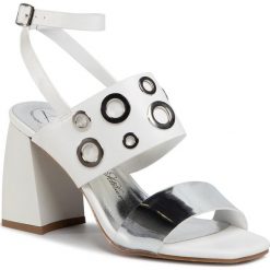 Sandały BETSY - 907058/04-01E White/Silver. Szare klapki damskie Betsy, bez wzorów, ze skóry ekologicznej, bez obcasa. W wyprzedaży za 149,00 zł.