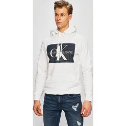 Calvin Klein Jeans - Bluza. Białe bluzy męskie Calvin Klein Jeans, s, z nadrukiem, z bawełny, z kapturem, bez rękawów, z kapturem. W wyprzedaży za 369,90 zł.