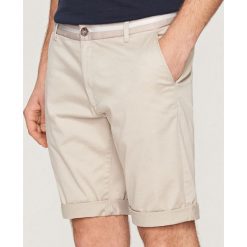 Spodenki i szorty męskie: Szorty slim fit z ozdobnym pasem - Beżowy