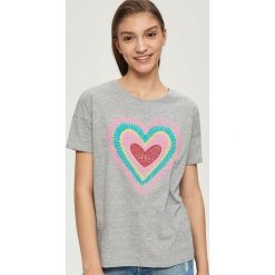 T-shirty damskie: T-shirt z kolorowym sercem – Jasny szar