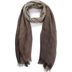 Szal GUESS - AW7740 MOD03 BRO. Brązowe szaliki damskie marki Guess, z aplikacjami, z materiału. Za 219,00 zł.