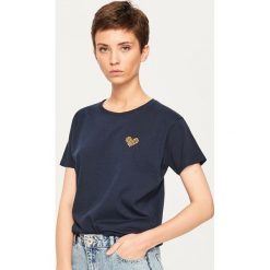 T-shirt z serduszkiem - Granatowy. Niebieskie t-shirty damskie Reserved, l. Za 24,99 zł.