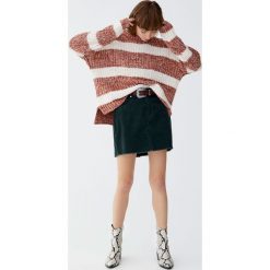Szenilowy sweter w paski. Różowe swetry klasyczne damskie marki Pull&Bear, w paski. Za 79,90 zł.