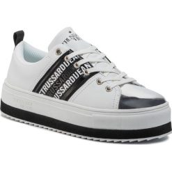 Sneakersy Trussardi Jeans 79A00499. Białe półbuty damskie Trussardi Jeans, bez wzorów, z jeansu, bez obcasa, bez zapięcia. W wyprzedaży za 449,00 zł.