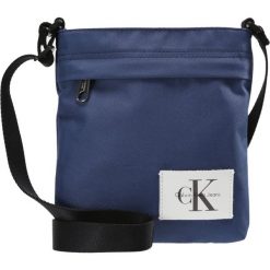 Calvin Klein Jeans SPORT ESSENTIAL MICRO FLATPACK Torba na ramię blue. Niebieskie torby na ramię męskie Calvin Klein Jeans, z jeansu. Za 249,00 zł.