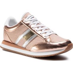 Sneakersy TOMMY JEANS - Casual Retro Sneaker EN0EN00413 Rose Gold 652. Różowe półbuty damskie Tommy Jeans, na co dzień, bez wzorów, z jeansu, retro, bez obcasa, na płaskiej podeszwie, bez zapięcia. W wyprzedaży za 279,00 zł.