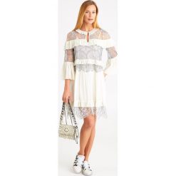 SUKIENKA twinset. Białe sukienki damskie Twinset, na imprezę, w koronkowe wzory, z koronki, z okrągłym kołnierzem, bez rękawów, mini. Za 1209,00 zł.
