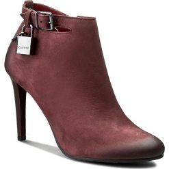 Botki CARINII - B3804 B73-000-PSK-A92. Czerwone buty zimowe damskie marki Carinii, z nubiku, na obcasie. W wyprzedaży za 259,00 zł.
