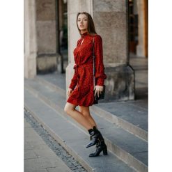 SUKIENKA LEAH RED. Czerwone sukienki damskie Fanaberia.com, na co dzień, s, bez wzorów, ze stójką, bez rękawów, mini, proste. Za 159,00 zł.