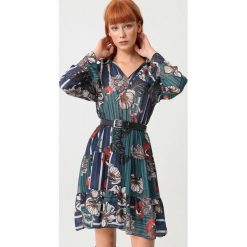 Zielona Sukienka Desiree. Zielone sukienki damskie Born2be, s, w kwiaty, klasyczne, z klasycznym kołnierzykiem, z długim rękawem, długie, mini. Za 199,99 zł.
