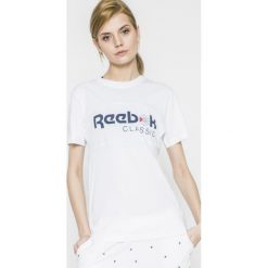 Reebok Classic - Top. Białe topy damskie Reebok Classic, s, z nadrukiem, z bawełny, z okrągłym kołnierzem. W wyprzedaży za 79,90 zł.