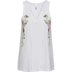 Top ze sznurowaniem bonprix biały. Topy damskie bonprix, z nadrukiem, ze sznurowanym dekoltem. Za 37,99 zł.