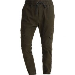 Tigha BOLON Bojówki vintage military green. Zielone bojówki męskie Tigha, z bawełny. Za 629,00 zł.