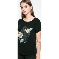 Desigual - Top. Czarne bluzki damskie marki Desigual, s, z nadrukiem, z wiskozy, z okrągłym kołnierzem. W wyprzedaży za 119,90 zł.