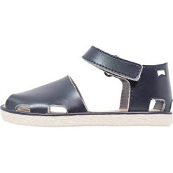 Camper MIKO Sandały dark blue. Niebieskie sandały chłopięce marki Camper, z materiału, z otwartym noskiem. W wyprzedaży za 136,95 zł.