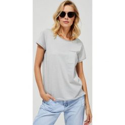 T-shirt bawełniany z kieszonką. Szare bluzki damskie Moodo, xs, bez wzorów, z bawełny, klasyczne, z okrągłym kołnierzem. Za 19,99 zł.