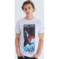 Koszulka z kolekcji Apollo/Soyuz - Biały. Białe koszulki męskie Cropp, s, bez wzorów, bez kołnierzyka, bez rękawów. Za 39,99 zł.
