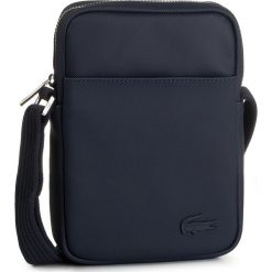 Saszetka LACOSTE - Slim Vertical Camera Bag NH2340HC Peacoat 021. Niebieskie torby męskie skórzane Lacoste, bez wzorów, ze skóry ekologicznej, młodzieżowe. Za 399,00 zł.