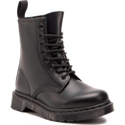 Glany DR. MARTENS - 1460 Mono 14353001 Black. Czarne glany damskie Dr. Martens, ze skóry, klasyczne, bez obcasa, bez zapięcia. W wyprzedaży za 559,00 zł.