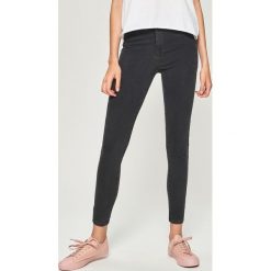 Jeansy skinny high waist - Szary. Szare jeansy damskie skinny marki Sinsay, z podwyższonym stanem. Za 49,99 zł.