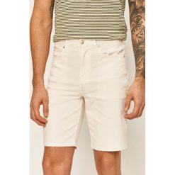 Calvin Klein - Szorty jeansowe. Białe spodenki i szorty męskie Calvin Klein, bez wzorów, z elastanu, casualowe. Za 349,90 zł.