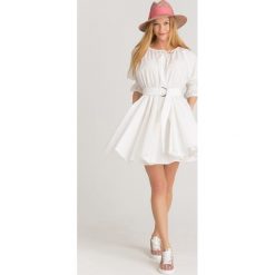 SUKIENKA Emporio Armani. Białe sukienki damskie Emporio Armani, na imprezę, w paski, z bawełny, z okrągłym kołnierzem, bez rękawów, midi. Za 916,30 zł.