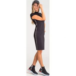 SUKIENKA Armani Exchange. Czarne sukienki damskie Armani Exchange, na imprezę, s, z aplikacjami, z materiału, z okrągłym kołnierzem, bez rękawów, mini. Za 609,00 zł.