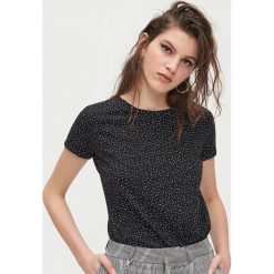 Bawełniana koszulka all over - Czarny. Czarne koszulki damskie Cropp, s, z bawełny. Za 29,99 zł.