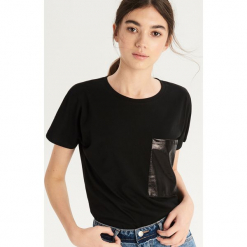 T-shirt z błyszczącą kieszenią - Czarny. Czarne t-shirty damskie Sinsay, l. Za 24,99 zł.