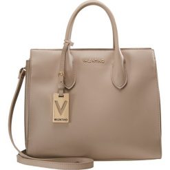 Valentino by Mario Valentino MEMENTO Torebka taupe. Brązowe torebki klasyczne damskie marki Valentino by Mario Valentino. Za 589,00 zł.