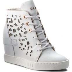 Sneakersy CARINII - B4027/O G34-J16-000-B88. Białe sneakersy damskie Carinii, z materiału. W wyprzedaży za 229,00 zł.