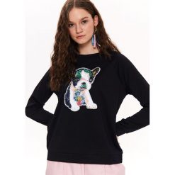 Bluza nierozpinana damska z aplikacją. Czarne bluzy damskie na lato, z aplikacjami, z dzianiny. W wyprzedaży za 39,99 zł.