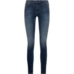 Jeansy Regular Fit Tommy Jeans DW0DW06568. Niebieskie jeansy damskie Tommy Jeans. W wyprzedaży za 229,00 zł.
