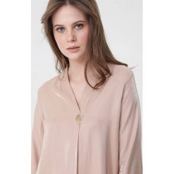 Beżowa Koszula Repetitive. Brązowe bluzki damskie Born2be, s, z aplikacjami, z jeansu, eleganckie, z okrągłym kołnierzem, bez rękawów. Za 129,99 zł.