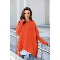 Modny sweter ponczo rudy MOLLY. Czerwone poncza damskie marki Lemoniade, na zimę, ze splotem. Za 149,90 zł.