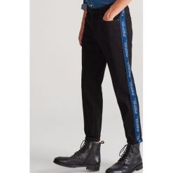 Spodnie jeansowe carrot - Czarny. Czarne spodnie męskie Reserved, m, z jeansu. Za 149,99 zł.