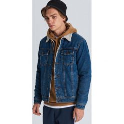 Jeansowa kurtka typu sherpa - Niebieski. Niebieskie kurtki męskie Cropp, s, bez wzorów, z jeansu, bez kaptura. Za 199,99 zł.