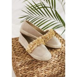 Beżowe Espadryle Yes Y'All. Brązowe espadryle damskie Born2be, bez wzorów, bez obcasa. W wyprzedaży za 39,99 zł.