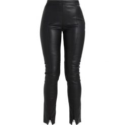 Weekday MOON LIMITED EDITION Spodnie skórzane black. Czarne spodnie damskie Weekday, bez wzorów, ze skóry. W wyprzedaży za 649,35 zł.
